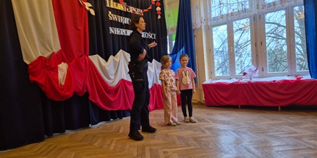 Powiększ grafikę: lekcja-z-pania-aspirant-z-nowego-portu-w-wesolych-skrzatach-oraz-pokaz-policyjnego-wozu-656997.jpg