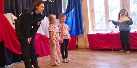 Powiększ grafikę: lekcja-z-pania-aspirant-z-nowego-portu-w-wesolych-skrzatach-oraz-pokaz-policyjnego-wozu-656998.jpg