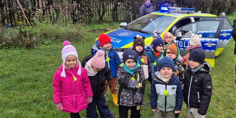 Powiększ grafikę: lekcja-z-pania-aspirant-z-nowego-portu-w-wesolych-skrzatach-oraz-pokaz-policyjnego-wozu-656999.jpg