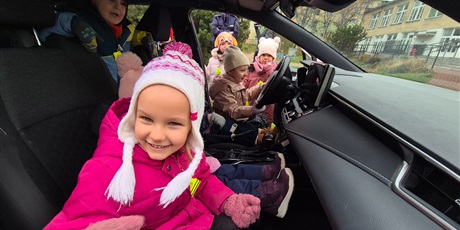 Powiększ grafikę: lekcja-z-pania-aspirant-z-nowego-portu-w-wesolych-skrzatach-oraz-pokaz-policyjnego-wozu-657000.jpg