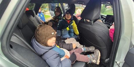 Powiększ grafikę: lekcja-z-pania-aspirant-z-nowego-portu-w-wesolych-skrzatach-oraz-pokaz-policyjnego-wozu-657001.jpg