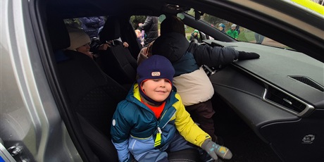 Powiększ grafikę: lekcja-z-pania-aspirant-z-nowego-portu-w-wesolych-skrzatach-oraz-pokaz-policyjnego-wozu-657002.jpg