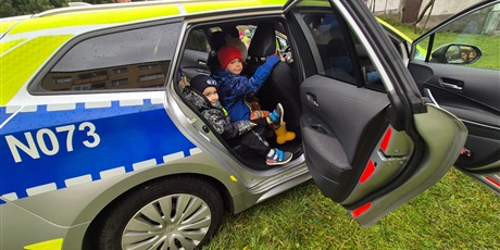 Powiększ grafikę: lekcja-z-pania-aspirant-z-nowego-portu-w-wesolych-skrzatach-oraz-pokaz-policyjnego-wozu-657003.jpg