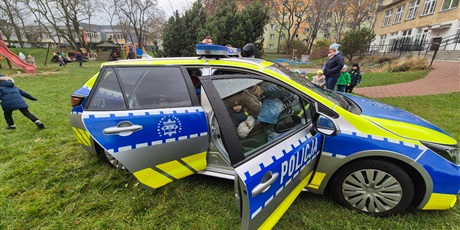 Powiększ grafikę: lekcja-z-pania-aspirant-z-nowego-portu-w-wesolych-skrzatach-oraz-pokaz-policyjnego-wozu-657004.jpg