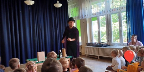 Powiększ grafikę: magiczny-pokaz-iluzjonisty-w-naszym-przedszkolu-639249.jpg