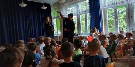Powiększ grafikę: magiczny-pokaz-iluzjonisty-w-naszym-przedszkolu-639253.jpg