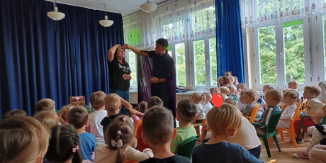 Powiększ grafikę: magiczny-pokaz-iluzjonisty-w-naszym-przedszkolu-639254.jpg