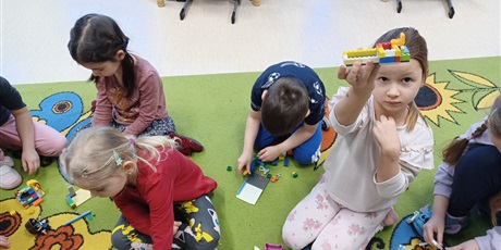 Powiększ grafikę: miedzynarodowy-dzien-klockow-lego-w-przedszkolu-wesole-skrzaty-671587.jpg