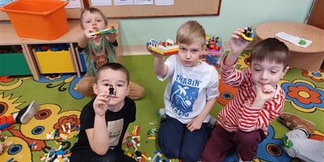 Powiększ grafikę: miedzynarodowy-dzien-klockow-lego-w-przedszkolu-wesole-skrzaty-671589.jpg