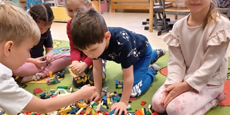 Powiększ grafikę: miedzynarodowy-dzien-klockow-lego-w-przedszkolu-wesole-skrzaty-671590.jpg