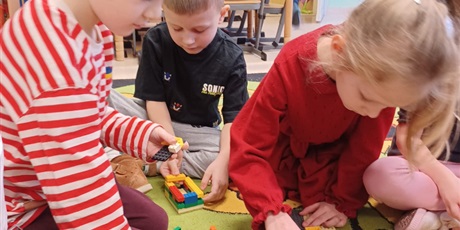 Powiększ grafikę: miedzynarodowy-dzien-klockow-lego-w-przedszkolu-wesole-skrzaty-671591.jpg