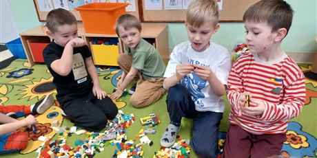 Powiększ grafikę: miedzynarodowy-dzien-klockow-lego-w-przedszkolu-wesole-skrzaty-671592.jpg