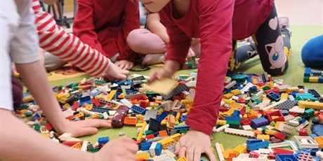 Powiększ grafikę: miedzynarodowy-dzien-klockow-lego-w-przedszkolu-wesole-skrzaty-671593.jpg