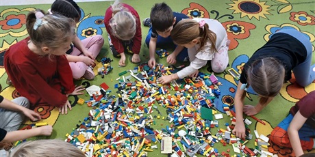 Powiększ grafikę: miedzynarodowy-dzien-klockow-lego-w-przedszkolu-wesole-skrzaty-671594.jpg
