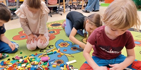 Powiększ grafikę: miedzynarodowy-dzien-klockow-lego-w-przedszkolu-wesole-skrzaty-671599.jpg