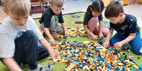 Powiększ grafikę: miedzynarodowy-dzien-klockow-lego-w-przedszkolu-wesole-skrzaty-671600.jpg