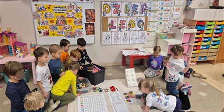 Powiększ grafikę: miedzynarodowy-dzien-klockow-lego-w-przedszkolu-wesole-skrzaty-671611.jpg