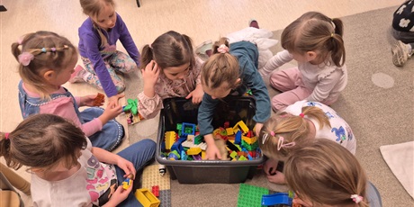 Powiększ grafikę: miedzynarodowy-dzien-klockow-lego-w-przedszkolu-wesole-skrzaty-671614.jpg