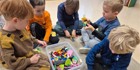 Powiększ grafikę: miedzynarodowy-dzien-klockow-lego-w-przedszkolu-wesole-skrzaty-671616.jpg