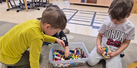 Powiększ grafikę: miedzynarodowy-dzien-klockow-lego-w-przedszkolu-wesole-skrzaty-671617.jpg