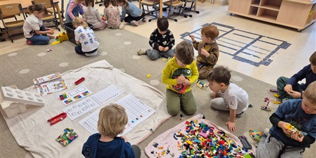 Powiększ grafikę: miedzynarodowy-dzien-klockow-lego-w-przedszkolu-wesole-skrzaty-671618.jpg