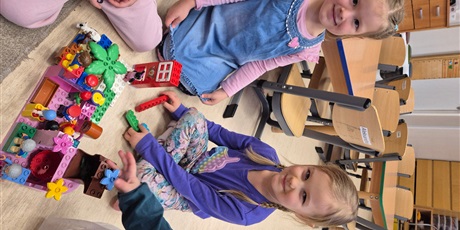 Powiększ grafikę: miedzynarodowy-dzien-klockow-lego-w-przedszkolu-wesole-skrzaty-671621.jpg