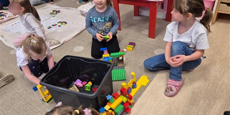 Powiększ grafikę: miedzynarodowy-dzien-klockow-lego-w-przedszkolu-wesole-skrzaty-671622.jpg