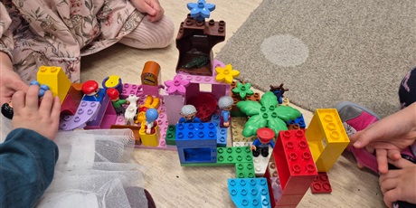 Powiększ grafikę: miedzynarodowy-dzien-klockow-lego-w-przedszkolu-wesole-skrzaty-671624.jpg