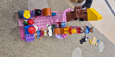 Powiększ grafikę: miedzynarodowy-dzien-klockow-lego-w-przedszkolu-wesole-skrzaty-671631.jpg