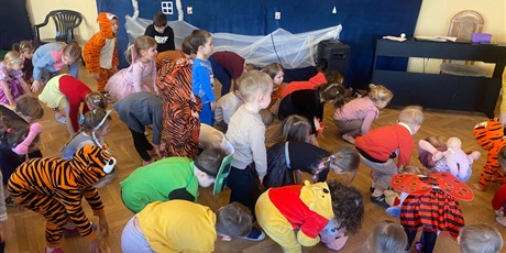 Powiększ grafikę: miedzynarodowy-dzien-kubusia-puchatka-w-wesolych-skrzatach-671536.jpg