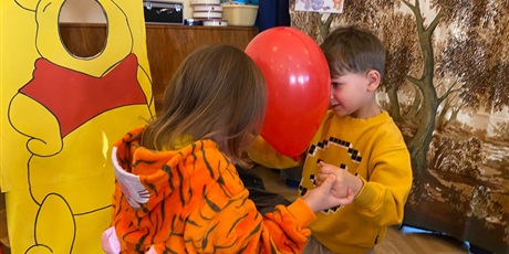 Powiększ grafikę: miedzynarodowy-dzien-kubusia-puchatka-w-wesolych-skrzatach-671556.jpg