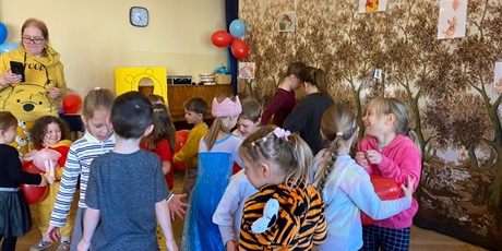 Powiększ grafikę: miedzynarodowy-dzien-kubusia-puchatka-w-wesolych-skrzatach-671557.jpg