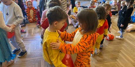 Powiększ grafikę: miedzynarodowy-dzien-kubusia-puchatka-w-wesolych-skrzatach-671558.jpg