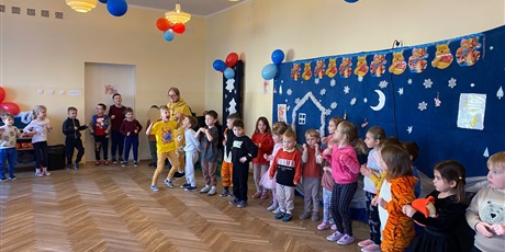 Powiększ grafikę: miedzynarodowy-dzien-kubusia-puchatka-w-wesolych-skrzatach-671566.jpg