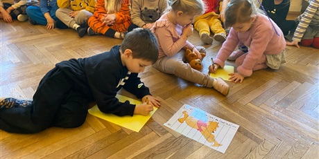 Powiększ grafikę: miedzynarodowy-dzien-kubusia-puchatka-w-wesolych-skrzatach-671572.jpg