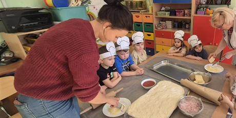 Powiększ grafikę: miedzynarodowy-dzien-pizzy-w-wesolych-skrzatach-675929.jpg