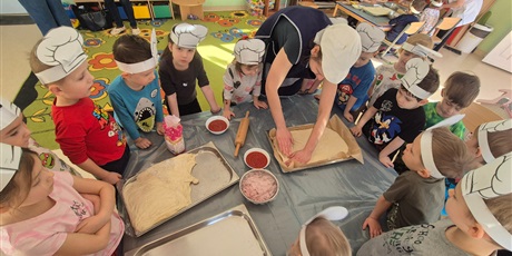 Powiększ grafikę: miedzynarodowy-dzien-pizzy-w-wesolych-skrzatach-675931.jpg