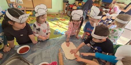 Powiększ grafikę: miedzynarodowy-dzien-pizzy-w-wesolych-skrzatach-675935.jpg