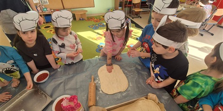 Powiększ grafikę: miedzynarodowy-dzien-pizzy-w-wesolych-skrzatach-675936.jpg