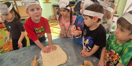 Powiększ grafikę: miedzynarodowy-dzien-pizzy-w-wesolych-skrzatach-675939.jpg