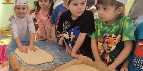 Powiększ grafikę: miedzynarodowy-dzien-pizzy-w-wesolych-skrzatach-675945.jpg