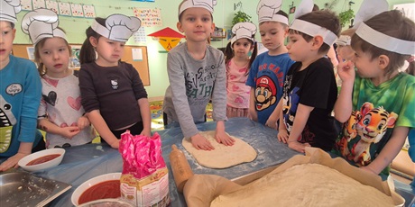 Powiększ grafikę: miedzynarodowy-dzien-pizzy-w-wesolych-skrzatach-675946.jpg