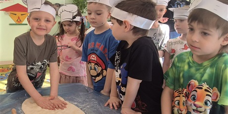 Powiększ grafikę: miedzynarodowy-dzien-pizzy-w-wesolych-skrzatach-675947.jpg