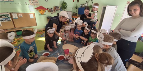 Powiększ grafikę: miedzynarodowy-dzien-pizzy-w-wesolych-skrzatach-675953.jpg