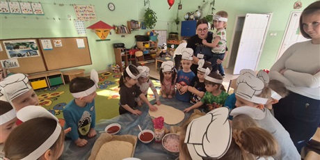 Powiększ grafikę: miedzynarodowy-dzien-pizzy-w-wesolych-skrzatach-675954.jpg