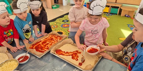 Powiększ grafikę: miedzynarodowy-dzien-pizzy-w-wesolych-skrzatach-675960.jpg