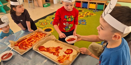 Powiększ grafikę: miedzynarodowy-dzien-pizzy-w-wesolych-skrzatach-675963.jpg