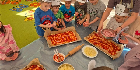 Powiększ grafikę: miedzynarodowy-dzien-pizzy-w-wesolych-skrzatach-675965.jpg