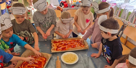 Powiększ grafikę: miedzynarodowy-dzien-pizzy-w-wesolych-skrzatach-675967.jpg