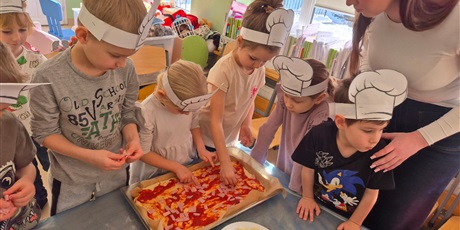 Powiększ grafikę: miedzynarodowy-dzien-pizzy-w-wesolych-skrzatach-675969.jpg